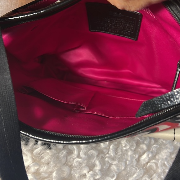 Coach Women's Poppy Daisy Graffiti
Crossbody Handbag Medium White/Black
Floral - Picture 8 of 12